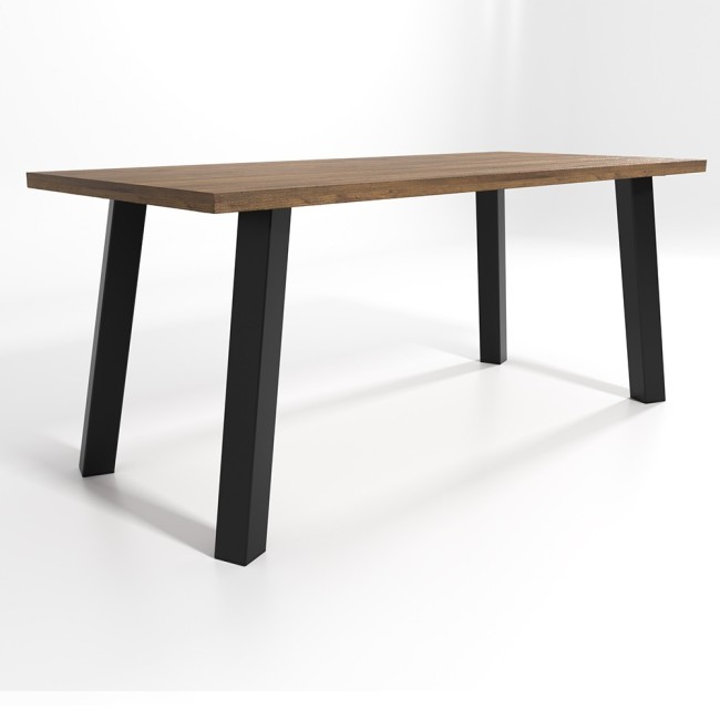 Pieds de table en fer brut inclinés, look artisanal et authentique