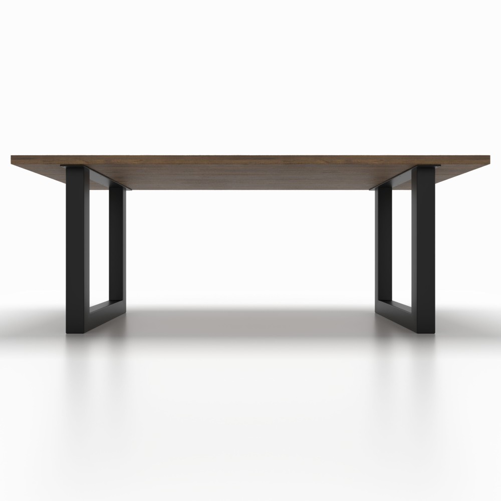 Tavolo con gambe robuste in ferro nero, perfetto per ambienti industrial chic.